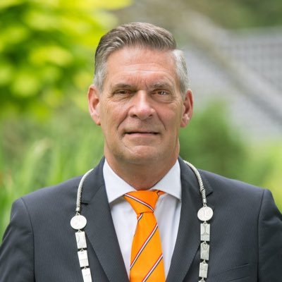 Mayor/Burgemeester @gem_heuvelrug. Mensen maken de Heuvelrug. Samen werken we aan veiligheid! De democratie leeft in de Utrechtse Heuvelrug.#verbinden