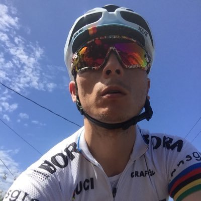 Un tico más conversando de todo un poco - amante del ciclismo y algunos otros deportes.