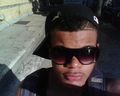 wats swaggin tweetersz. hit me up on aim ImSoSMooveXD. #TeaMiFollowBack So dont b shy. facebook Ayo chulo