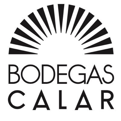 Somos una pequeña bodega familiar de Granátula de Calatrava (Ciudad Real). Desde 2005 hacemos Ábrego y Calar del río Mundo, dos vinos tintos que nos emocionan