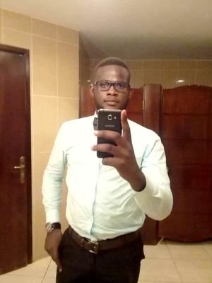 je suis Joe G. politologue de formation à l'université de kinshasa et analyste politique combattant du peuple pour la démocratie au congo