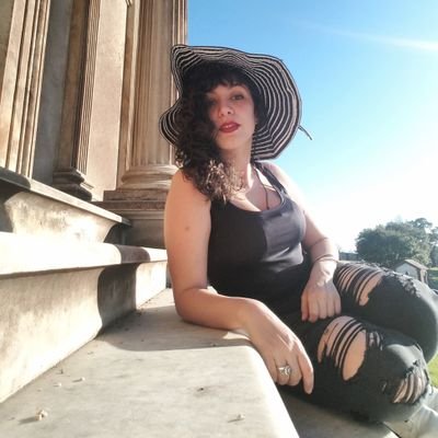 🔚 🔪 𝖓𝖔 𝖒𝖔𝖗𝖊 𝖌𝖔𝖉𝖘 🔪 🔜
iranian-american 》writer 》queer 》poems in @AGNIMagazine @MuzzleMagazine @BlackWarriorRev 》she/hers