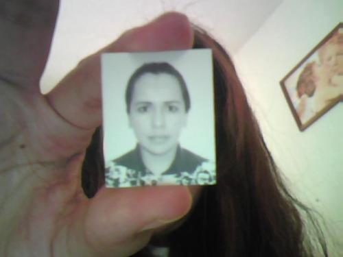 Yo soy una mujer , sincronizadora de sueños. Tan humana como tú con la cabeza en el cielo, los pies como raíces y atravezando oceanos con mi cola de sirena.