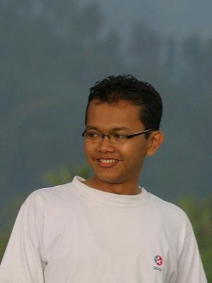 emalzain's profile picture. cuma pria muda anak dua yang pengen terus muda.....wkwkkk