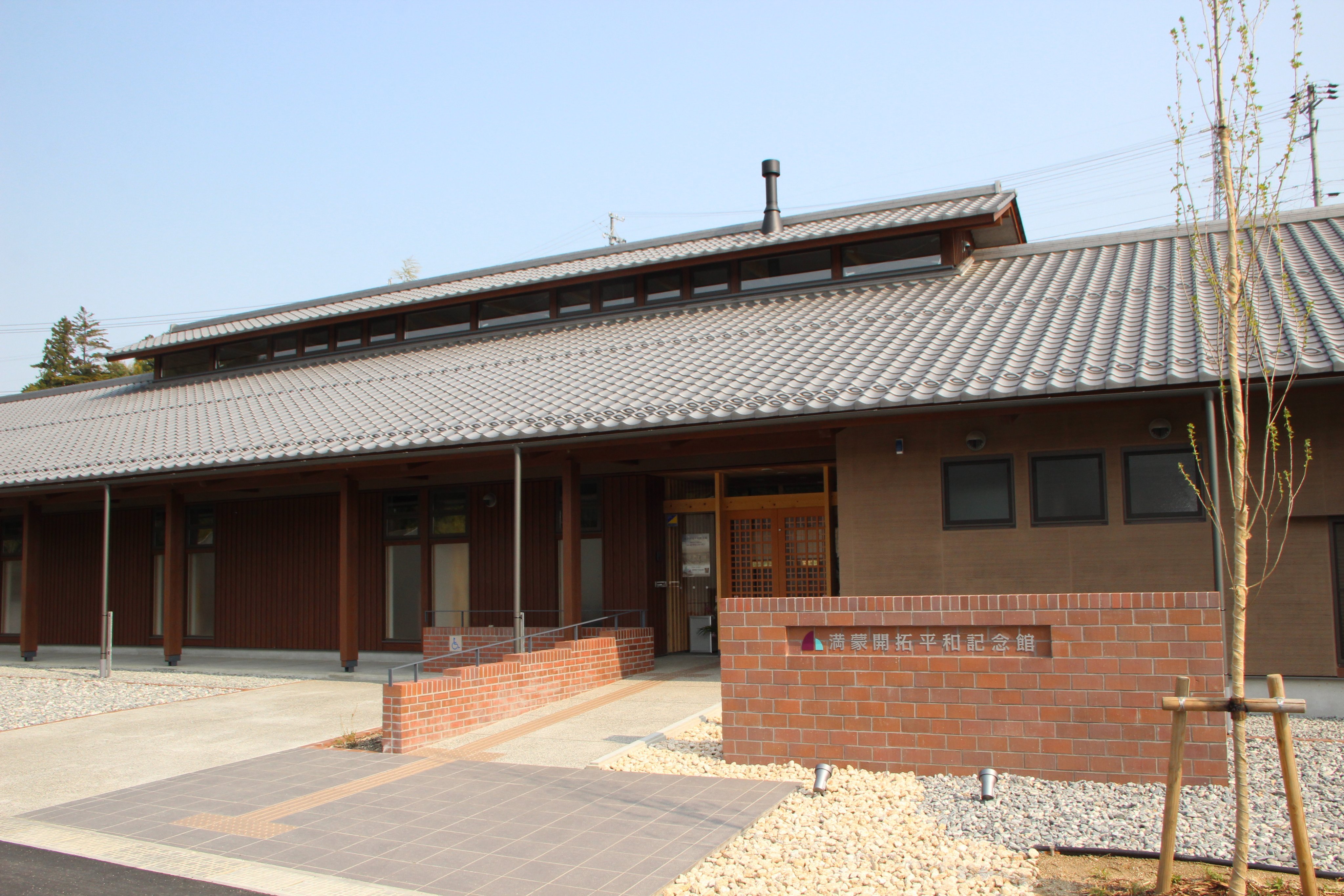 2013年に長野県阿智村に建設された「満蒙開拓平和記念館」。開館10周年を記念して、2023.3.21～26に中国人画家・王希奇氏が描く日本人引揚げ「一九四六」展を開催しました。多くの犠牲を出した「満蒙開拓」という歴史を次の世代に伝え、一緒に考え、平和への願いを皆さんと共有したいと思います。