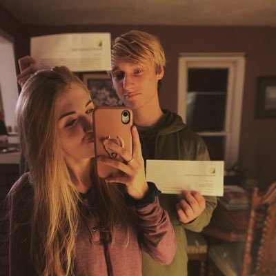 Charlomarie96's profile picture. 🌻my personality isn’t for everyone:)