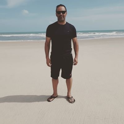 Bel em teologia, ativista de direita, pai de dois filhos.. ( segunda conta no Twitter).
