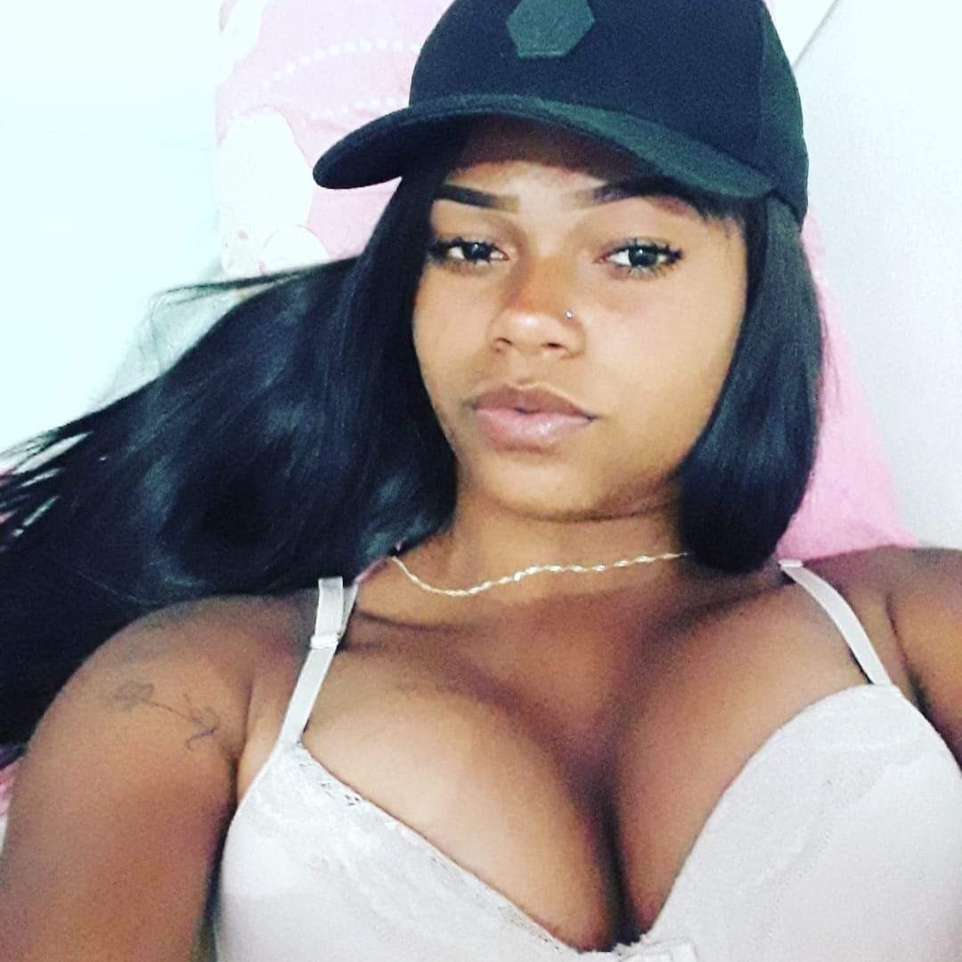 Ela é mo gata e tem uma cara que não vale nada.