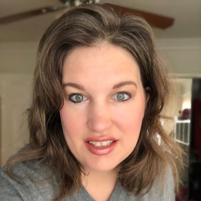 thesandrahudson's profile picture. 𝘓𝘪𝘧𝘦𝘴𝘵𝘺𝘭𝘦 𝘣𝘭𝘰𝘨𝘨𝘦𝘳, Skincare junkie, 𝘞𝘪𝘧𝘦, 𝘔𝘰𝘮 𝘹2, 𝘉𝘰𝘴𝘴, ☕️ 𝘢𝘯𝘥 🍷𝘭𝘰𝘷𝘦𝘳, speaks fluent sarcasm.