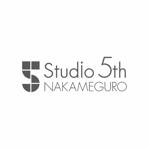 中目黒駅徒歩8分のハウススタジオです。 白を基調として、1ST(5F)はモルタル床+ウッドフローリング(約72㎡)、2STはアンティークなヘリンボーン木床です(約34㎡)。 スタジオの最新情報等を配信しております。 TEL:03-6712-2338 MAIL: info@studio-5th.com