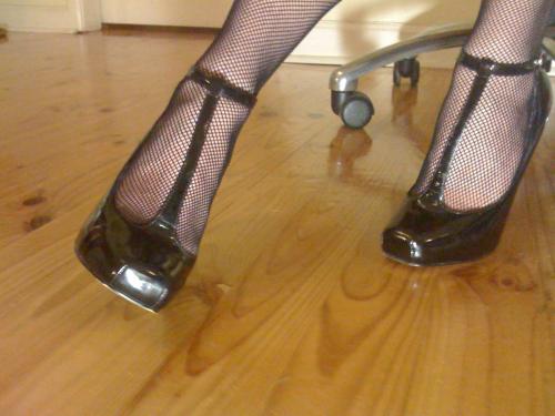 A kinky feminist who loves shoes, hates patriarchy and has opinions about most things...