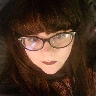 nikkiqueenart's profile picture. 