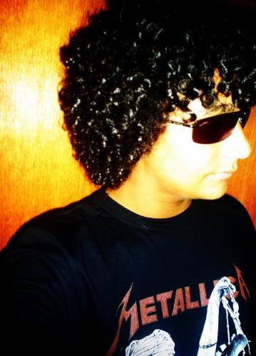 Curto Heavy Metal, sou muito chato e adoro ler livros principalmente mangás.
