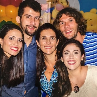 Canhoto, mas nunca esquerdista. Carioca no interior de SP. Radicalmente tricolor.