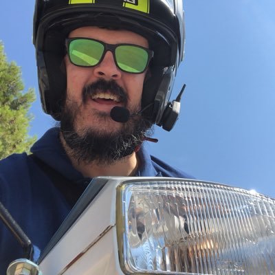 Ex jugador de basket, Dj, manchego de adopción, amante de las Vespas y biker.