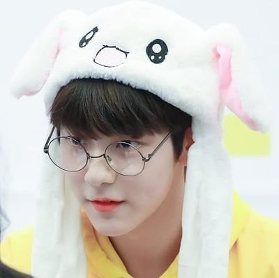 @TXT_members ♡
estuve durante el pre-debut de los pibes.
soobin, puedo vivir en uno de tus hoyuelos? ahre [@taegirity cuenta de bangtan]