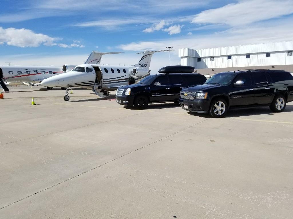 Limo Lux is premier limousine company. We provide luxury transportation service to/from Denver International Airport,Business/Corporate Service, Wedding,Concert