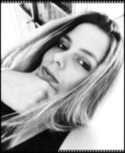 formada em psicologia, estudante da vida...
e pertenço a uma família linda graças a Deus.
lutar sempre desistir nunca e vamos que vamos!