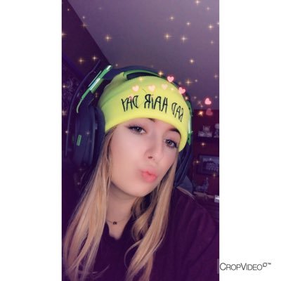 girl gamer here!!✌🏼🎮💜 I play a lot of apex and if your interested go follow my insta @fate_goddess_ and follow my twitch @fate_goddess💜
