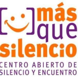 Centro abierto en medio de la ciudad con el deseo de ayudar a meditar, integrar la prisa y el ruido y dejar que emerja el Silencio que nos habita.