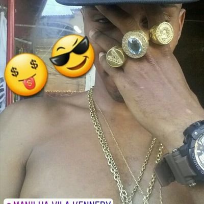 Eu faço da dificuldade A minha motivação A volta por cima Vem na continuação O que se leva dessa vida É o que se vive.