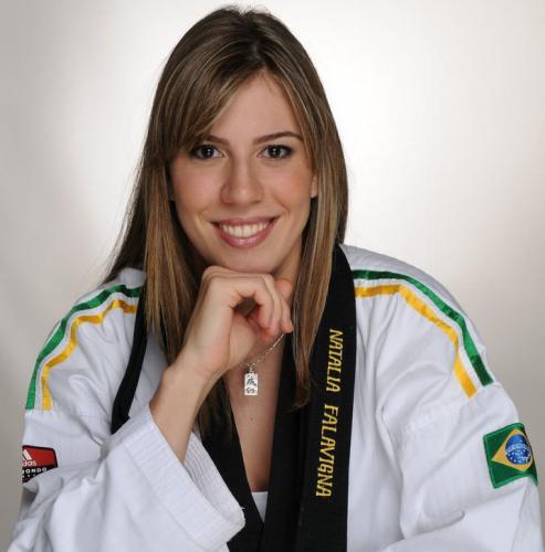 Atleta olímpica de taekwondo - 2008 Olympic Bronze Medallist - 2005 World Champion, 2000 Junior World Champion- instagram: nataliafalavigna
contato@3mkt.com.br