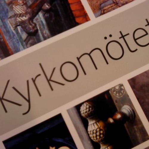 Svenska kyrkans högsta beslutande organ. Twittrar gör kommunikatörer och handläggare på kyrkokansliet.