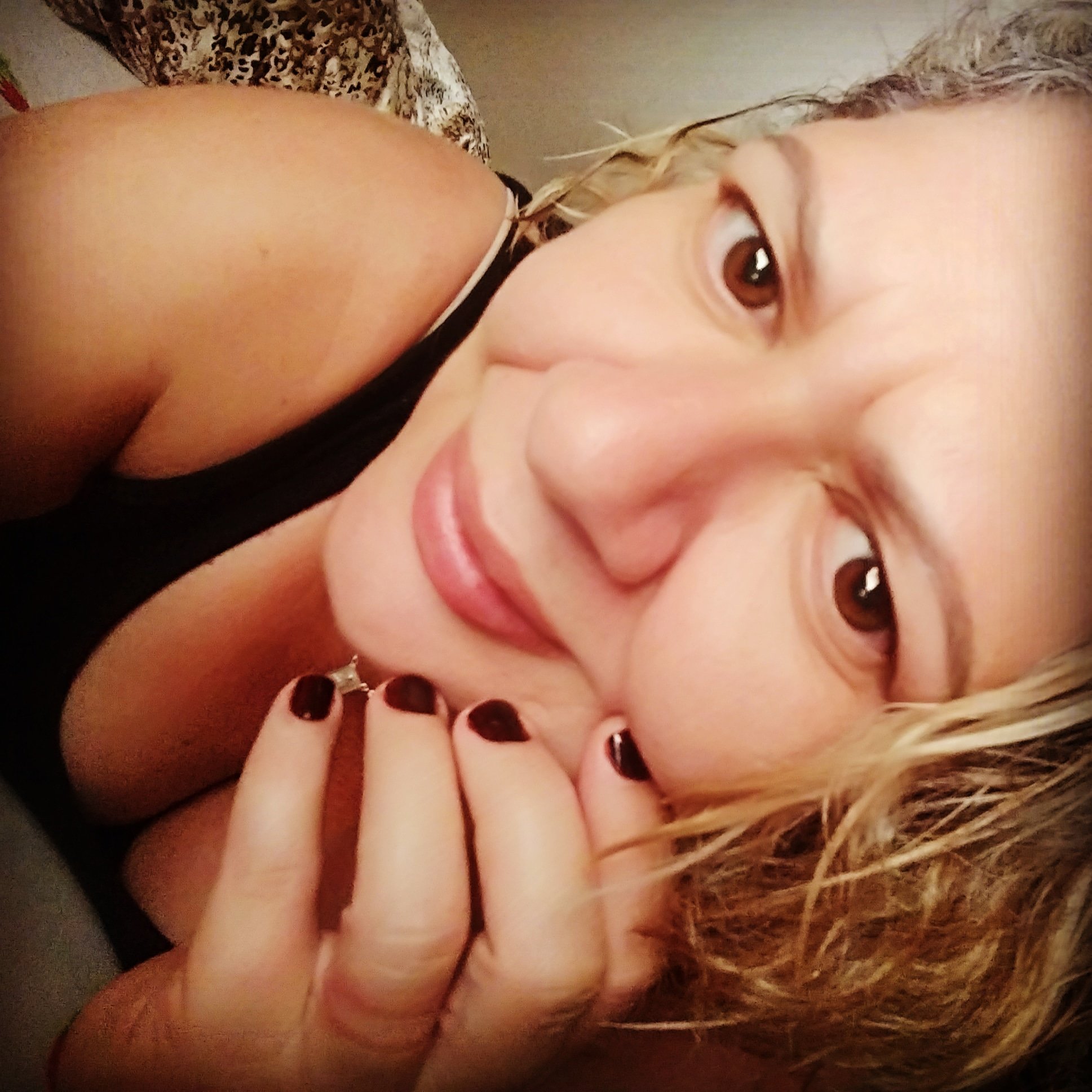 CrisMarcellino_'s profile picture. Felicidade a gente só encontra dentro da gente...