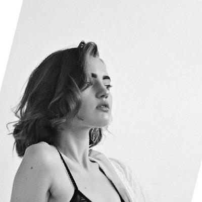 Amwaj_M1413's profile picture. أشابه 'سنينيّ الحيارهه..🕯. ًليست مجردحروف ،انما هيَ تغريدات تلامس مابداخليّ ..💭🔕