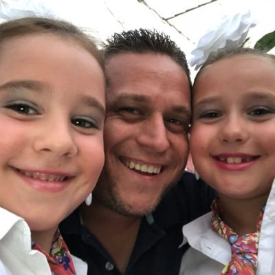 Autónomo pero ya sin jefes como antes. Orgulloso papá de Úrsula y Lidia. 
Madridista y Mourinhista hasta la muerte.