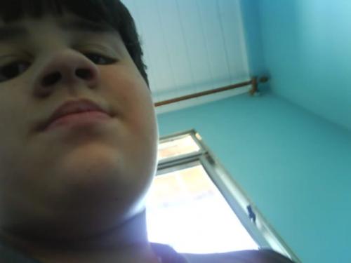 Eu sou alegre,divertido,e adoro a selena gomez!!