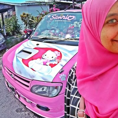 hellokittyjunkie, autoshow, multimedia designer, vo & commercial talent. bubbly,traveller, syahoneykittyshoppe owner & #neurofibromatosis person