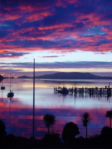 Built in 1874, this restored stone hotel rests on the shore of Carey's Bay in the Otago Harbour. Sample great local beer and wine and mouthwatering seafood.