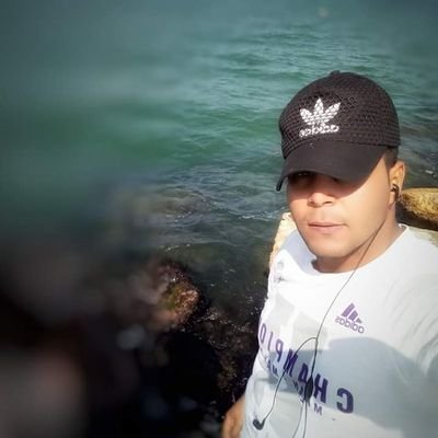 ( ❤ -احتضن قلبك-❤ )-ضع يدك على صدرك و أغلق عينيك وأقرأ المعوذات💖