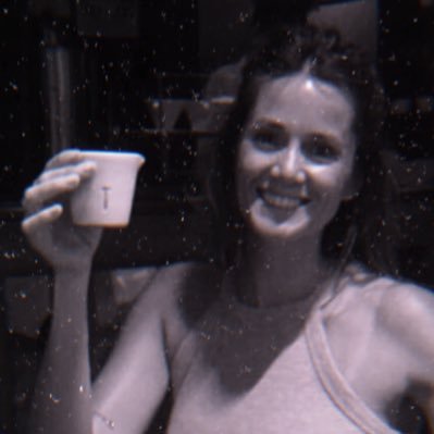 GCalabrese's profile picture. politóloga y ex-joven