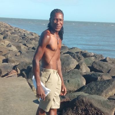 Eu só homem o milde cem nada para lhe o fercer,, mas dentro de mim tem algo especial para você,, o amor que sinto por você.