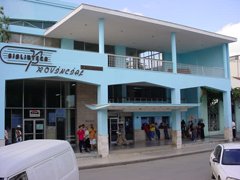 Centro para el fomento de la lectura y el aprendizaje, espacio literario y artístico, lugar de estudio e investigación, escenario para el ocio y la recreación.