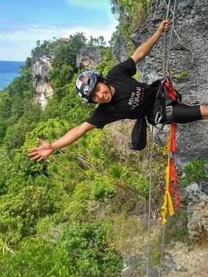 Anak yang kabur dari surga hanya untuk berpetualang keliling bumi, membaca segala, dan menulis semaunya.