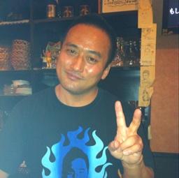 choco_family's profile picture. 伝説のAV男優 本人です。

今、幡ヶ谷で
chocoball familyと言うbarを経営してます。
幡ヶ谷北口から徒歩二分。

女性歓迎！

チャージはお一人様千円！

お気軽に遊びに来て下さい。

駅弁Ｔシャツ販売中。

YouTube
https://t.co/DtGZSDiUss