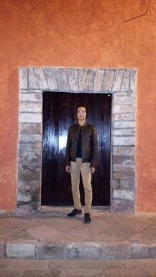 «Soy hombre y me resigno al destino del hombre: venir de la tiniebla y perderse en la noche...»
E.G.M.