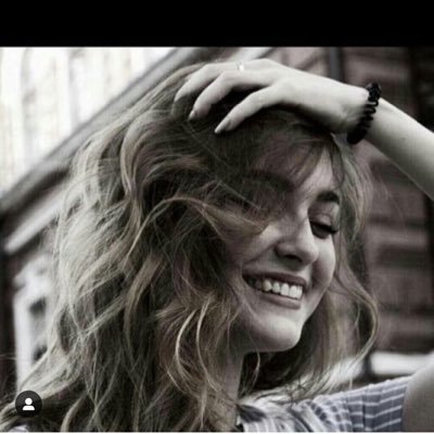 اجعل نفسك شخص مميز لا مثيل لك ولا أربعين مثلوك ♥️🖤