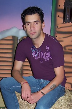 Naci,en bogota,tengo 36 años,quiero conocer, y hablar con gente, no importa el sexo, no soy aburrido, megusta la rumba, y la musika, desde que sea buena