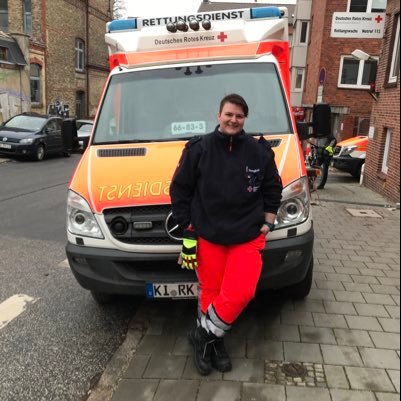 Rettungssanitäterin, Rettungsdienst, Rescue service we come if you need help. 24/7 saving your life is our goal. Castle, the Rookie, Nathan Fillion 😍