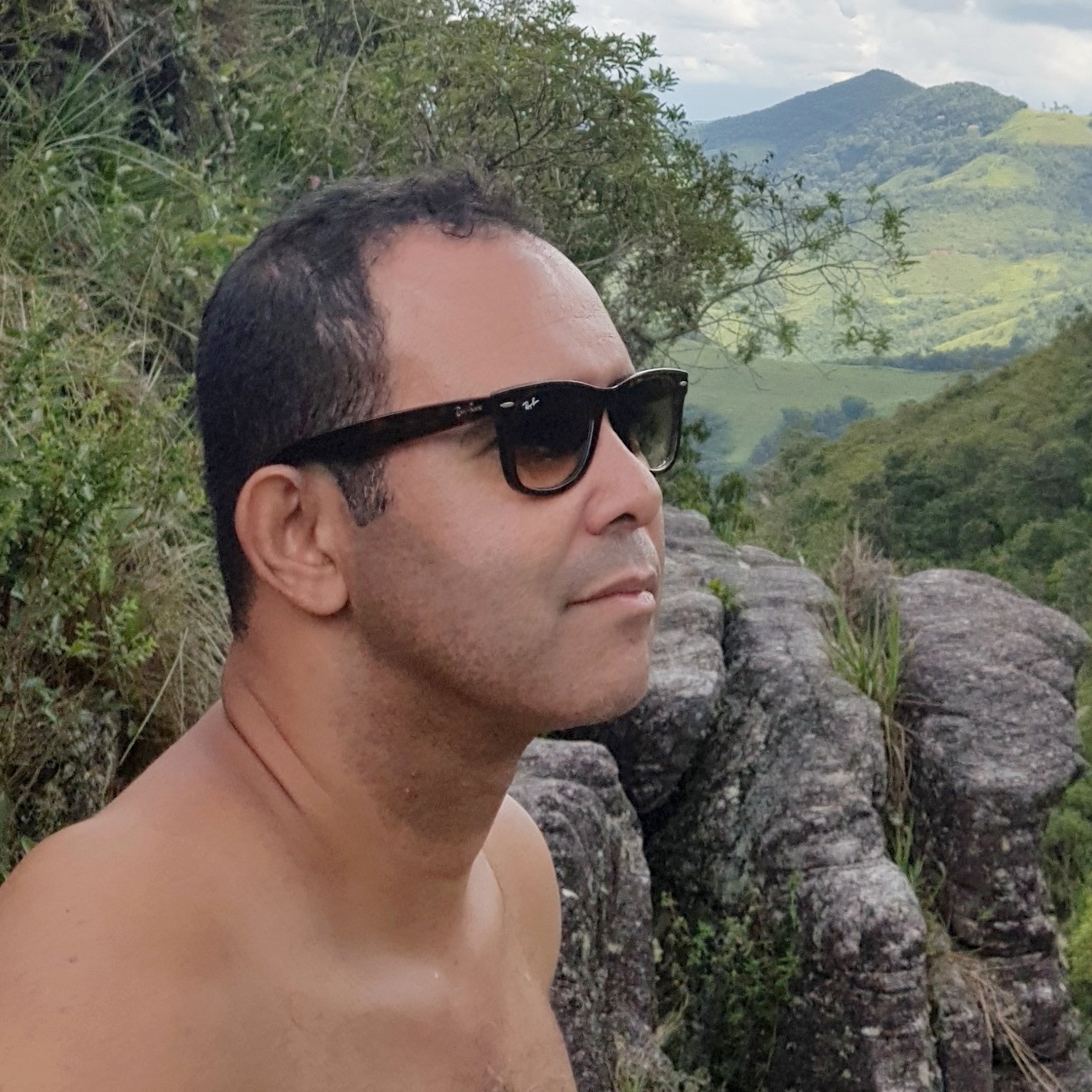Designer de produto, carioca, tricolor, artista plástico amador, músico frustrado, filósofo de boteco...