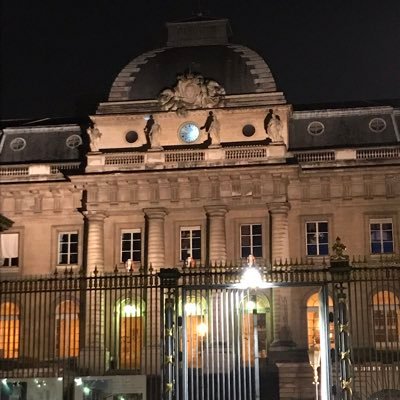 défend les gentils (c'est-à-dire mes clients). Ne pas confondre avec Avocats_Paris qui défend les avocats.