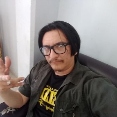 Arquitecto, Esposo, Hermano, Hijo, Amigo, Videojugador, Dibujante, Rockero y otros agregados