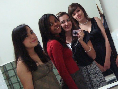 @laisa_chan invadindo aqui, ÔE. Bom, a Cinthia é uma pessoa feliz, de bom coração e uma amiga incrível que eu quero pra vida toda ♥