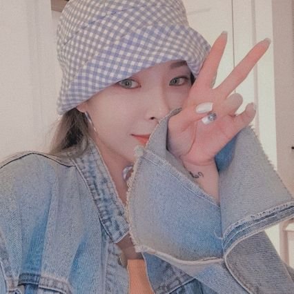 ( #KHHs ) Falling like a drop of rain, and a petal slowly lands withering away from home; fades to the touch of Jang Dahye.
