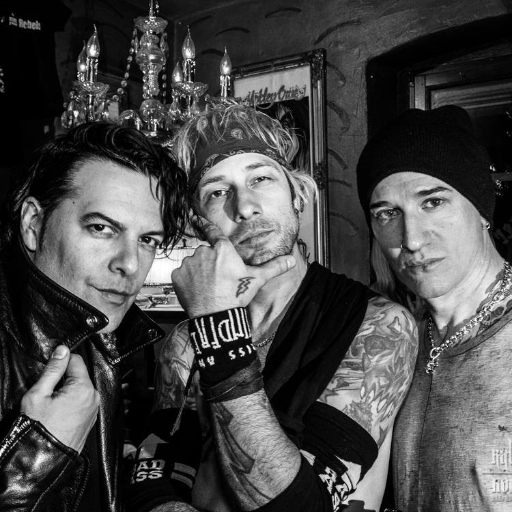 Rock n Roll from the streets of New York City ⚡️ @eric13000 @jbombdrums & #DelCheetah