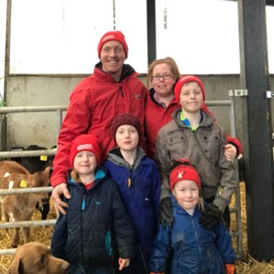 Farming wife,4kids 8-15yrs,was a special needs assistant,beautian&worked in Telesales.Into farming,weighttraining,running/fitness,gardening,baking,eating